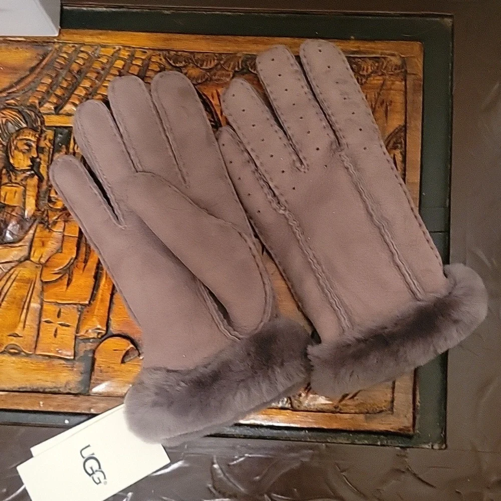 UGG Perforated shearling glove. Grey Sz: large Cold Weather Snow Skiing Outdoors